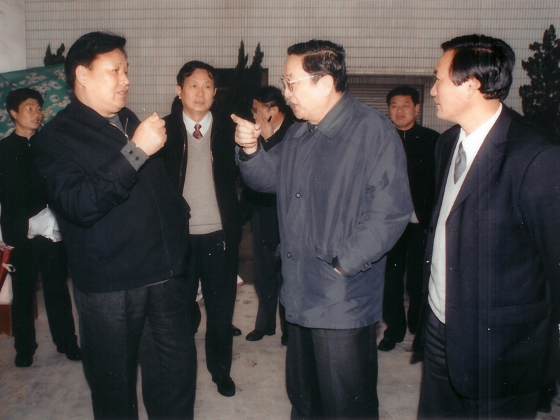 2005年8月29日時任中共中央政治局委員、湖北省委書記俞正聲來公司視察