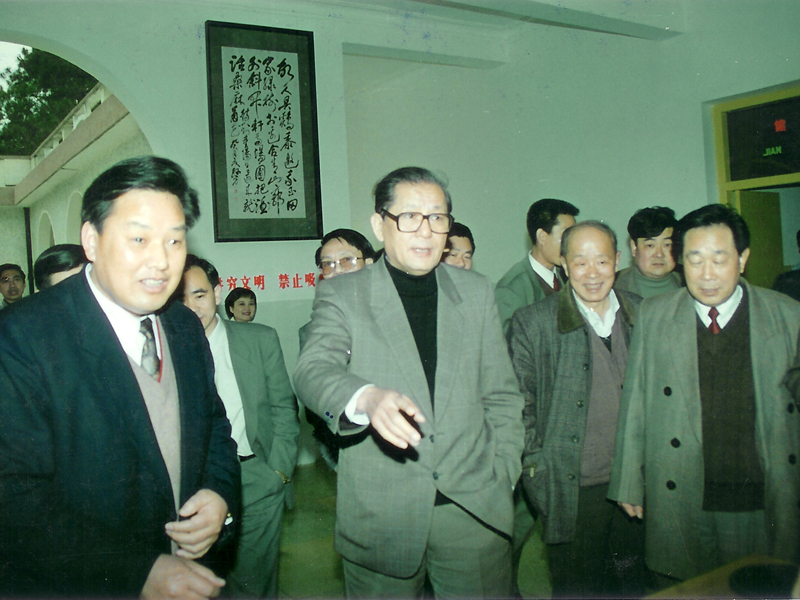 1996年4月13日時任全國人大副委員長倪志福來公司視察
